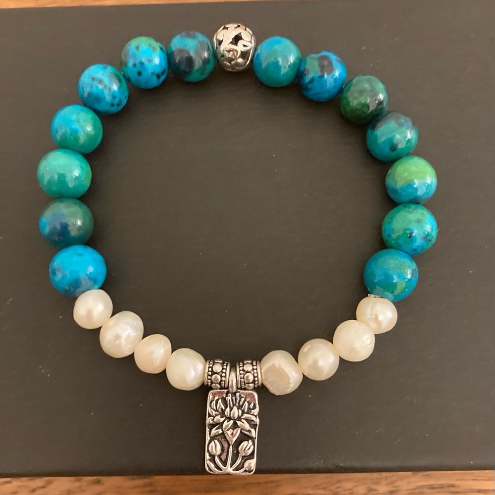 Crystal bracelet made of chrysocolla and pearls